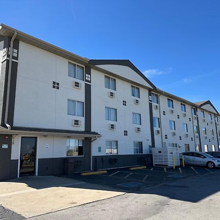 Super 8 By Wyndham Bloomington Hotel Exterior photo
