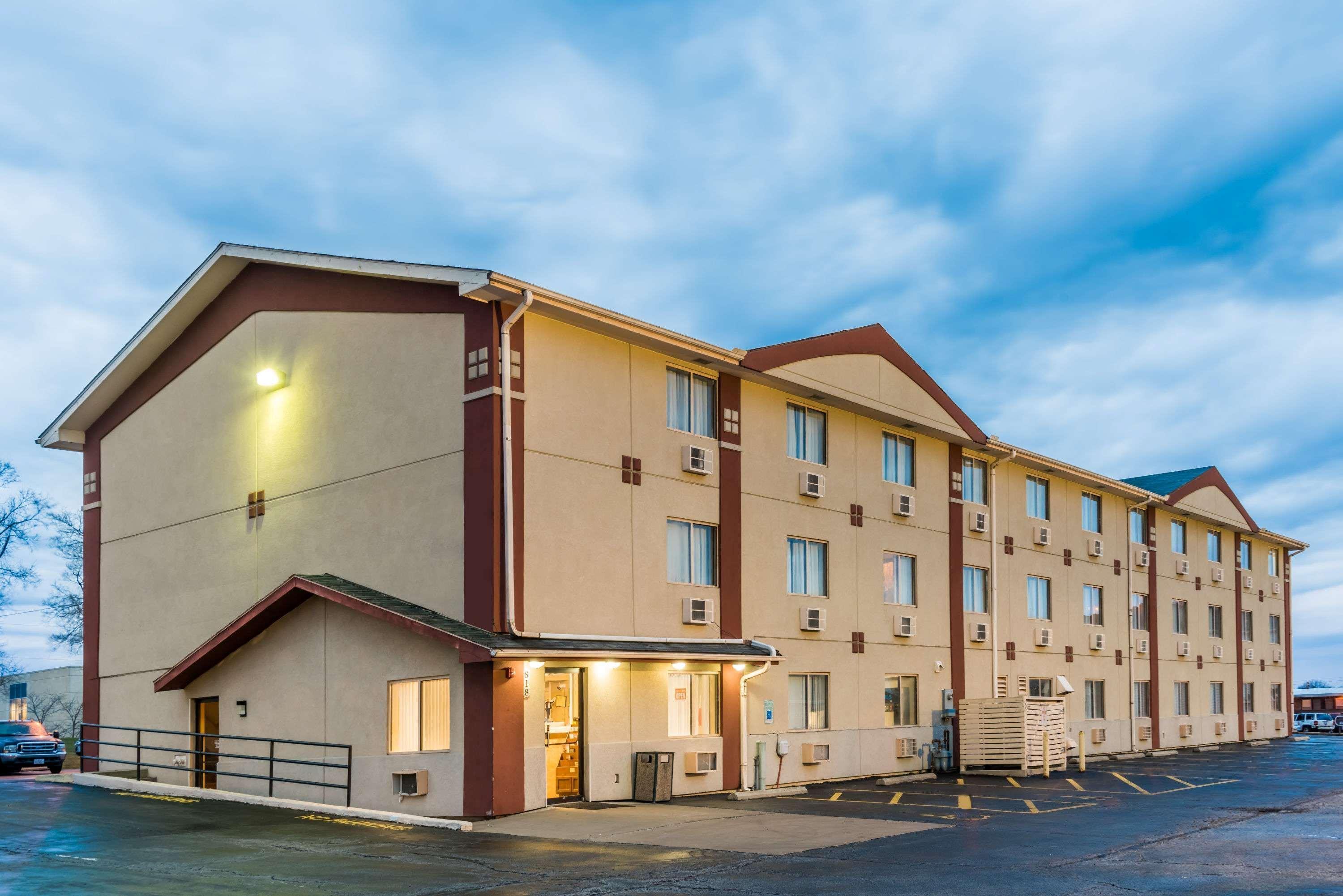 Super 8 By Wyndham Bloomington Hotel Exterior photo
