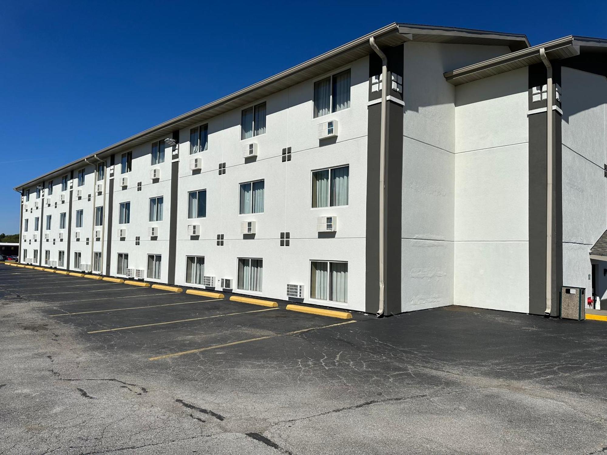 Super 8 By Wyndham Bloomington Hotel Exterior photo