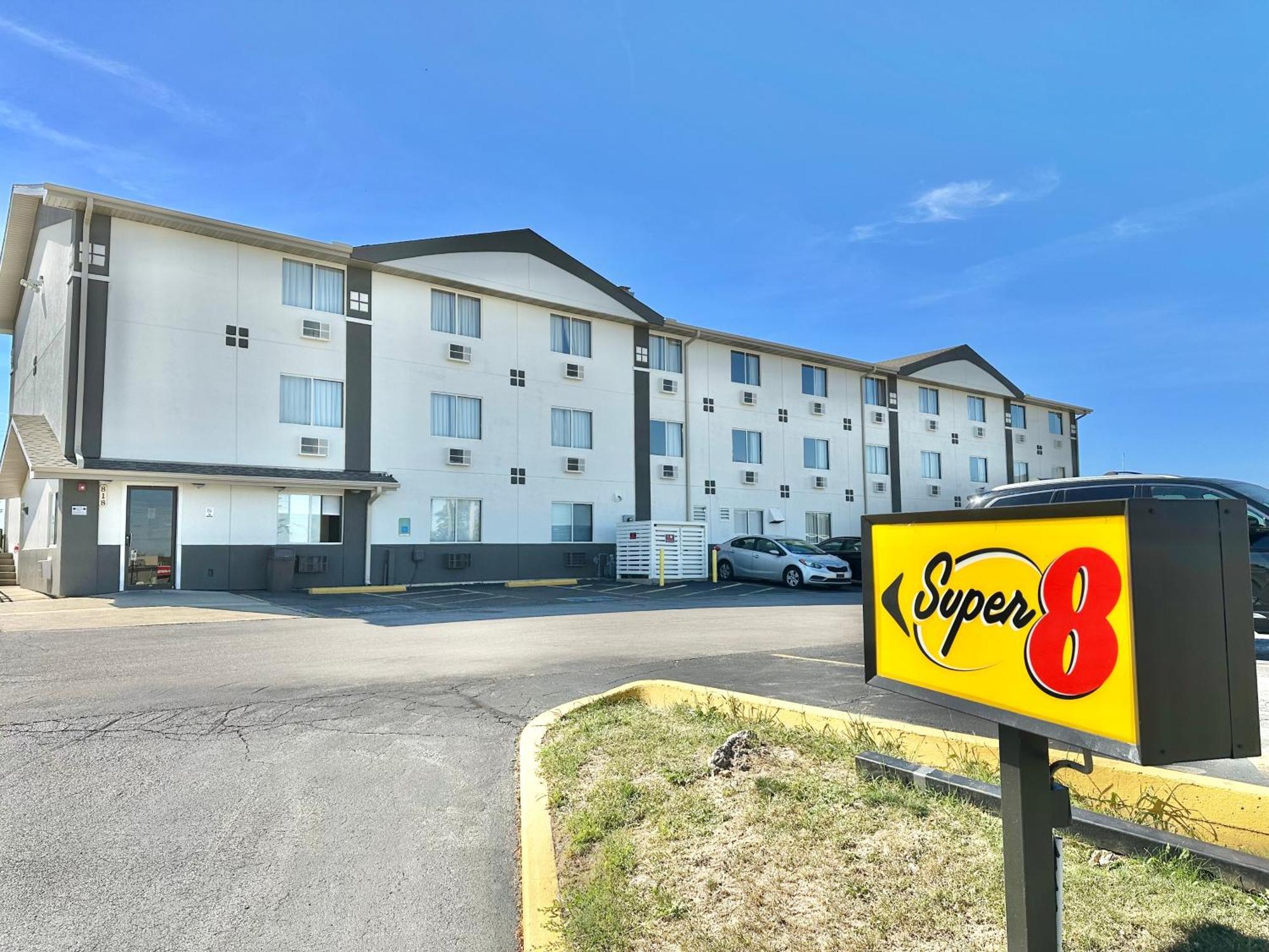 Super 8 By Wyndham Bloomington Hotel Exterior photo